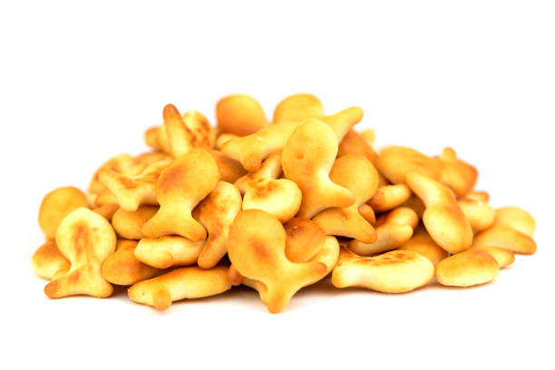 lo snack di cracker di pesce salato - goldfish foto e immagini stock