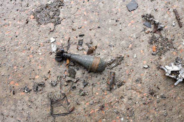 fragmento de bomba de cohete militar de metal durante la guerra de ucrania - ukraine war fotografías e imágenes de stock