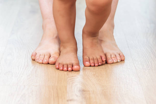 primi passi di un bambino con la mamma - steps baby standing walking foto e immagini stock