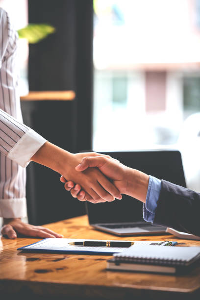 immagine che si tiene per mano con partner commerciali che accettano di acquistare e vendere immobili venture international investment contratto, incontro, visione, investimento a scopo di lucro - teamwork business construction confidence foto e immagini stock