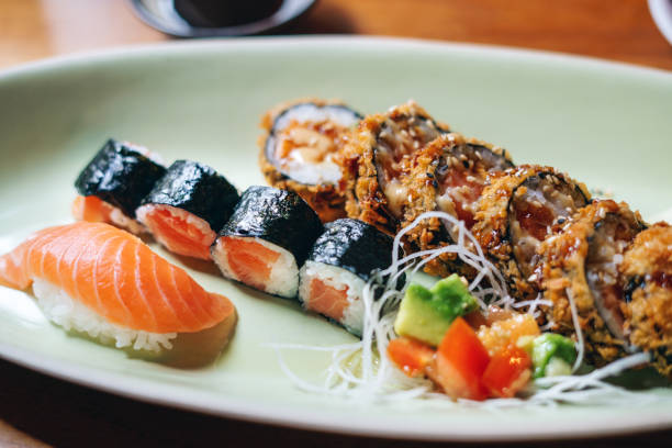 salmon sushi plate - sushischotel stockfoto's en -beelden