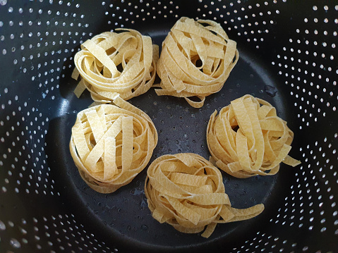 The chosen pasta is the tagliatelle. Start of the process.