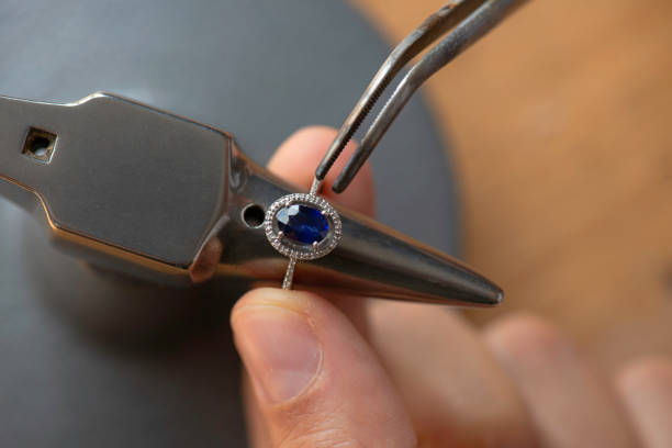 jeweler - jewelry craftsperson craft jeweller foto e immagini stock