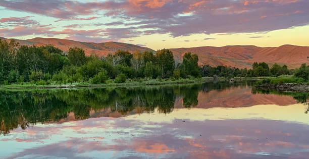 アイダホ州ボイシ南東部のボイシ川の夕日 - boise river ストックフォトと画像