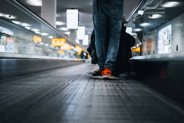 passerella dell'aeroporto - moving walkway escalator airport walking foto e immagini stock