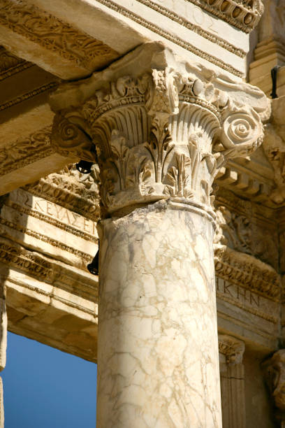 antiguo detalle arquitectónico de la columna de mármol del sitio arqueológico en éfeso, turquía mediterránea - ancient greece mediterranean turkey izmir turkey fotografías e imágenes de stock