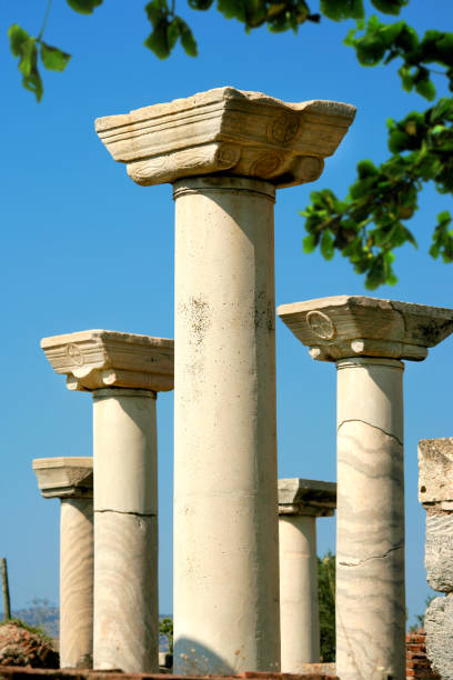 antiguo detalle arquitectónico de la columna de mármol del sitio arqueológico en la turquía mediterránea - ancient greece mediterranean turkey izmir turkey fotografías e imágenes de stock