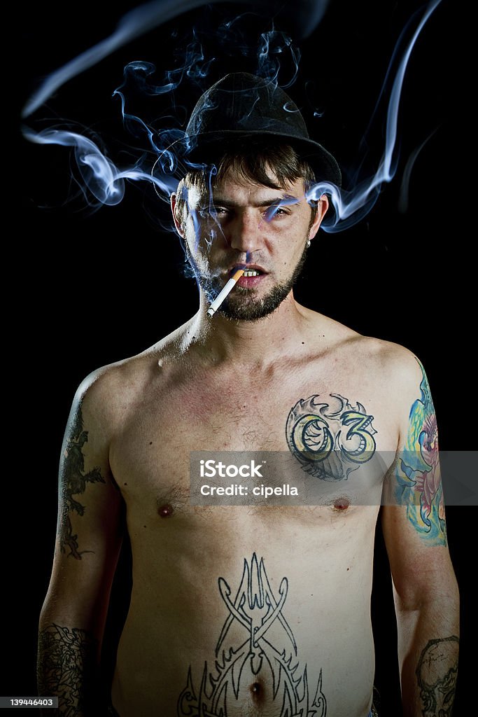 Homme faire tatouer - Photo de Fumer du tabac libre de droits