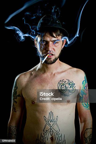 Tattooed Homem - Fotografias de stock e mais imagens de Fumar - Fumar, Fumo, Homens