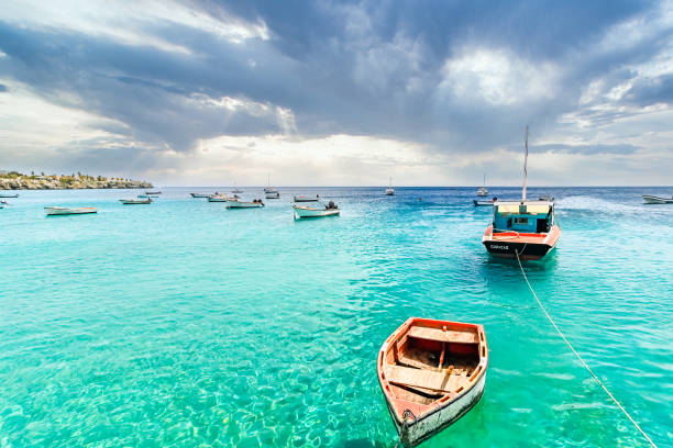 湾に停泊しているターコイズブルーの海に浮��かぶキュラソー島の漁船 - beach sea landscape curacao ストックフォトと画像