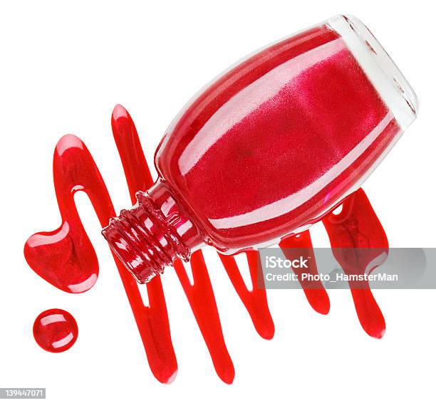 Красный Лак Для Ногтей Бутылка С Образцами Изолированныхкапли С Эмалью — стоковые фотографии и другие картинки Лак для ногтей