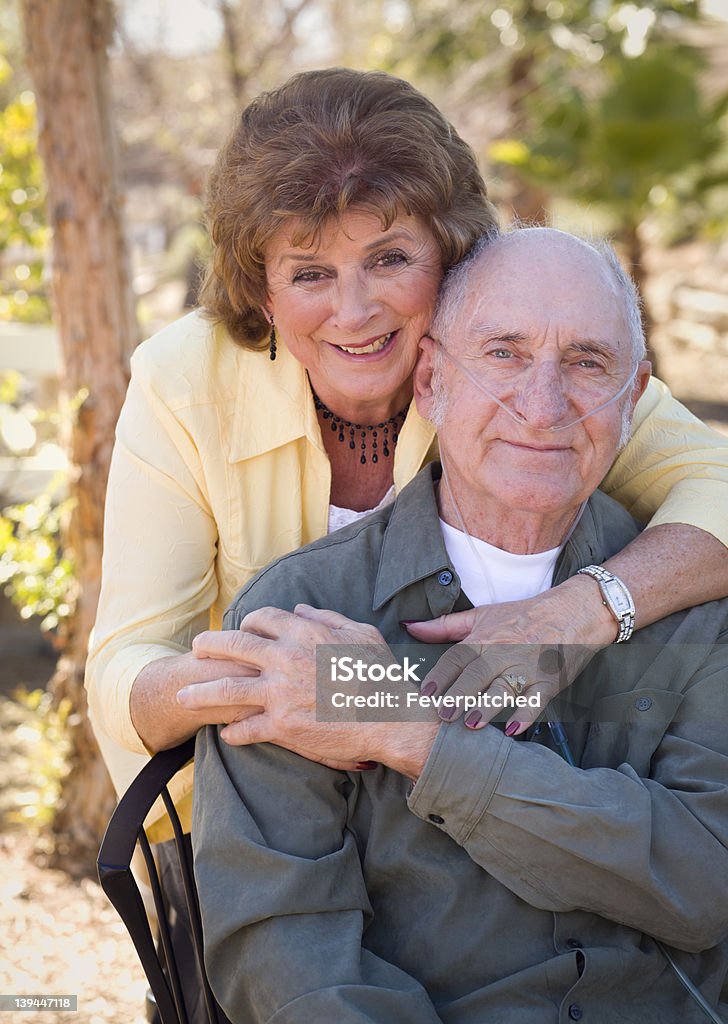 Пожилая женщина и мужчина в кислород пробирки - Стоковые фото Медицинское кислородное оборудование роялти-фри
