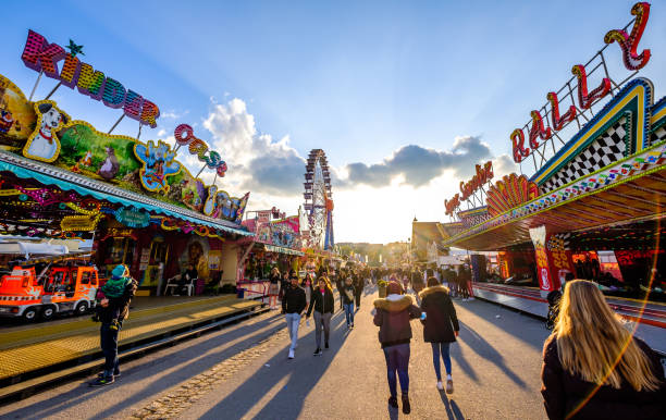 festival da primavera em munique - alemanha - amusement park oktoberfest munich chain swing ride - fotografias e filmes do acervo