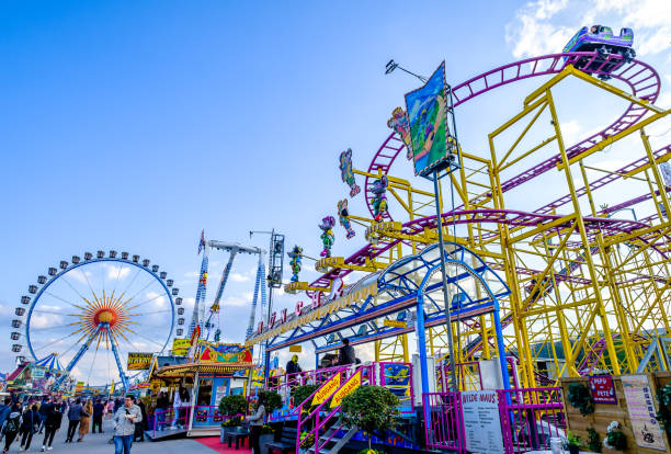 festival da primavera em munique - alemanha - amusement park oktoberfest munich chain swing ride - fotografias e filmes do acervo