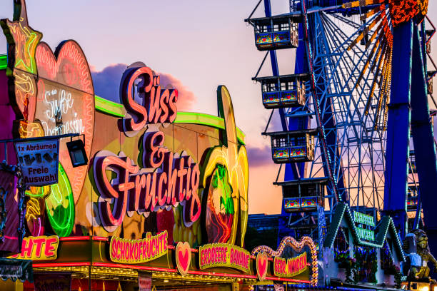 festival da primavera em munique - alemanha - amusement park oktoberfest munich chain swing ride - fotografias e filmes do acervo