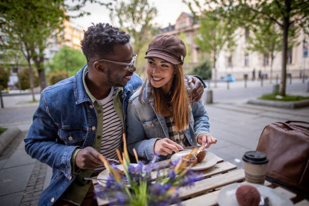 istock Couple on date at outside coffee shop 1394485066