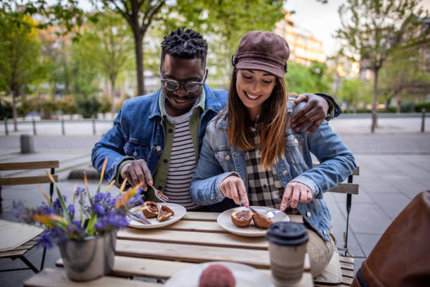 istock Couple on date at outside coffee shop 1394485184