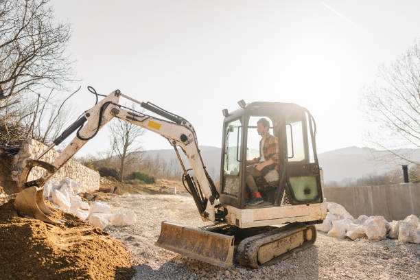 excavator рабочих на строительной площадке, - construction worker earth mover truck quarry стоковые фото и изображения