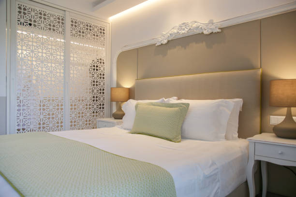 acogedor y elegante dormitorio. cama king size con lámpara de noche. - queen size bed fotografías e imágenes de stock