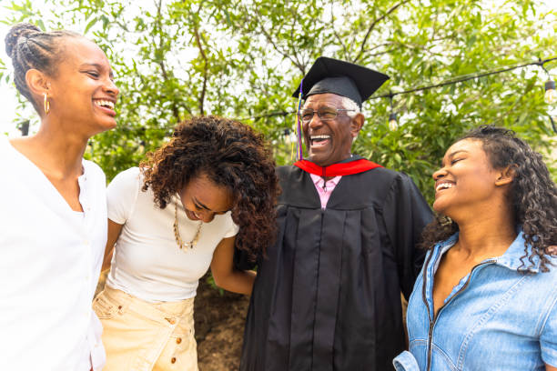 familia riendo después de la graduación del padre - old master fotografías e imágenes de stock