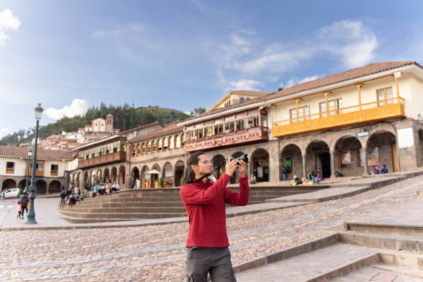 touriste prenant une photo sur la place principale de cuzco - province de cuzco photos et images de collection