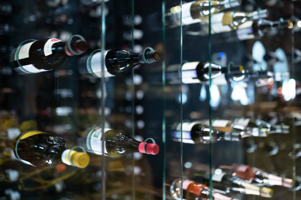 botella con vino en una copa - wine cellar fotografías e imágenes de stock