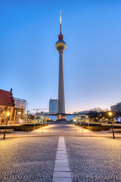 l’alexanderplatz avec la célèbre tour de télévision à berlin - berlin radio tower photos et images de collection