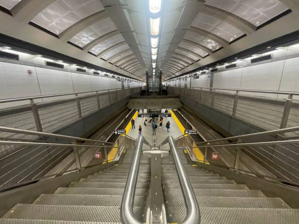 schody i peron stacji metra manhattan - subway station new york city staircase manhattan zdjęcia i obrazy z banku zdjęć