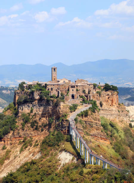 increíbles ciudadanos de la ciudad encaramados en la colina llamada cvita di bagnoregio en el centro de italia en europa conectados con un puente peatonal - civita di bagnoregio fotografías e imágenes de stock