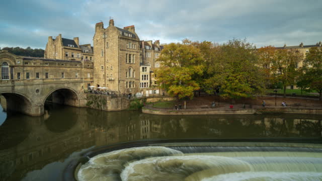 Pulteney Bridge and River Avon with cloud moving in Bath, Somerset, England - 4k time-lapse (tilt-up)