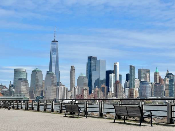 вид на горизонт нью-йорка из парка либерти со скамейками на переднем плане - footpath lower manhattan horizontal new york city стоковые фото и изображения