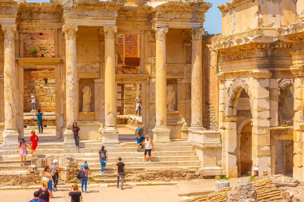 personas que visitan viejas ruinas de efeso, turquía - ephesus fotografías e imágenes de stock