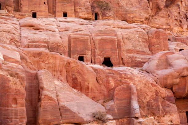 habitations troglodytes dans la ville rose de petra, jordanie. cette ville perdue est un site du patrimoine mondial de l’unesco - petra ancient civilization jordan cave photos et images de collection