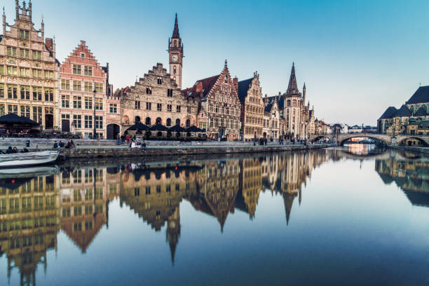 riva del fiume leie a gand, belgio, europa al crepuscolo. - ghent foto e immagini stock