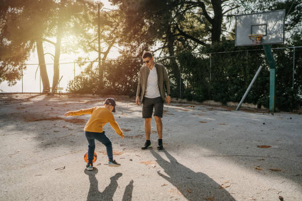 padre e hijo pasar tiempo juntos calidad - bouncing ball family playing fotografías e imágenes de stock