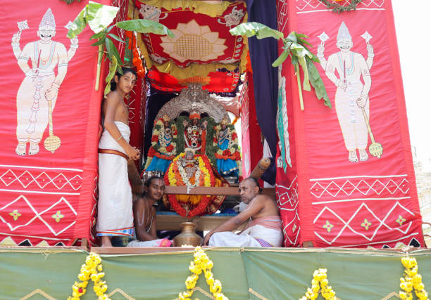 un'auto temple chariot con i sacerdoti indù e le divinità vishnu e shiva per una festa religiosa al mysore palace nel karnataka, in india. - indian ethnicity traditional culture architecture karnataka foto e immagini stock