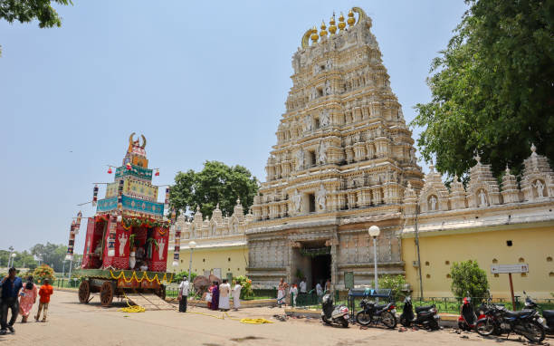 una vista di mezzogiorno di un vecchio tempio indù vishnu e l'auto del carro all'interno del palazzo di mysore durante una festa religiosa in karnataka, in india. - indian ethnicity traditional culture architecture karnataka foto e immagini stock