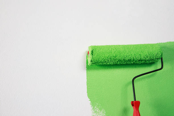 pintura de pincel de rolo, pintura de trabalhador na parede de superfície pintura apartamento, renovação com tinta de cor verde. - paint brushing house painter wall - fotografias e filmes do acervo