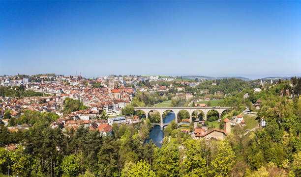 vista aérea del casco antiguo de friburgo y los alrededores naturales, suiza. - fribourg fotografías e imágenes de stock