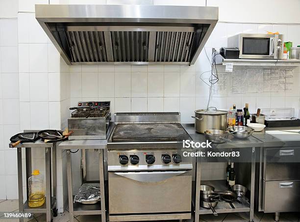 Típica Cozinha De Um Restaurante - Fotografias de stock e mais imagens de Cozinha Industrial - Cozinha Industrial, Conduta de Ar, Fritadeira Elétrica