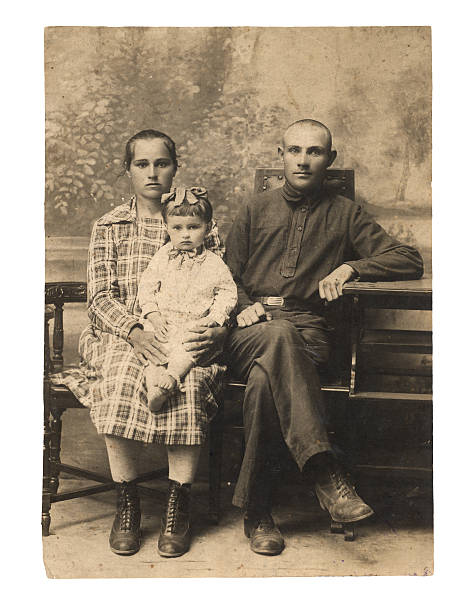 familie. ein altes foto von 1924. - sepia fotos stock-fotos und bilder