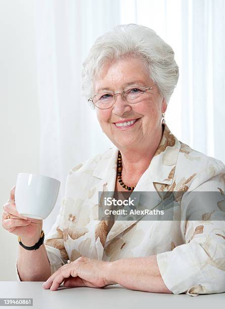 Mujer Mayor Foto de stock y más banco de imágenes de Mujeres mayores - Mujeres mayores, 60-64 años, 65-69 años