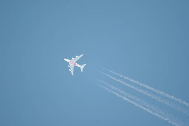 aerolínea de alto vuelo emirates airbus a380, estelas, estelas químicas, abril de 2022, países bajos - flag of the emirates fotografías e imágenes de stock