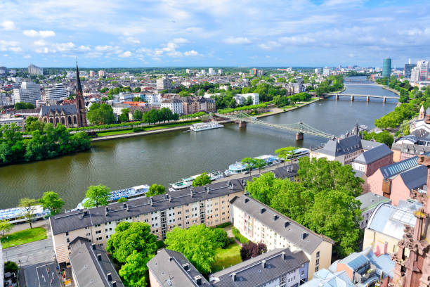 istock Eiserner Steg in Frankfurt 1394613374