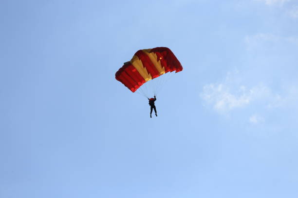 aventura. saltarín. deportes extremos. deporte. paracaidismo. volador. - caída libre fotografías e imágenes de stock