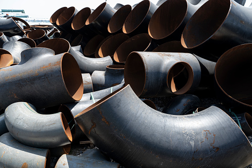 Use of large-scale iron pipelines for industrial construction