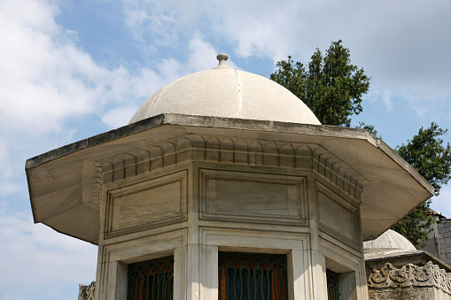 Türk tarihinin en önemli mimarı olan Mimar Sinan'ın mezarı.
