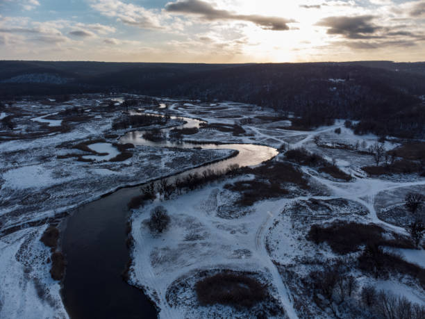 vista rural aérea de inverno no vale do rio, ucrânia - bend sun river snow - fotografias e filmes do acervo