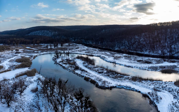 vista rural aérea de inverno no vale do rio, ucrânia - bend sun river snow - fotografias e filmes do acervo