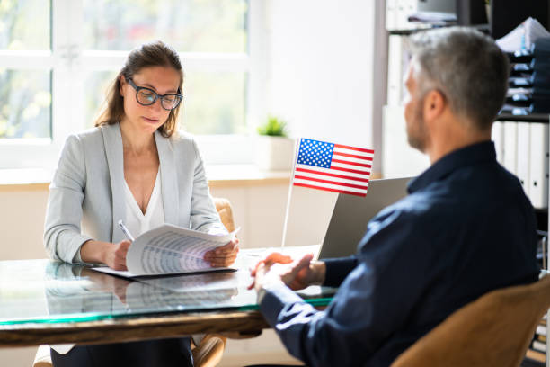 solicitud de inmigración de ee. uu. y entrevista de visa - emigración e inmigración fotografías e imágenes de stock